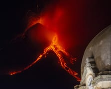 Etna Yanardağı lav ve kül püskürttü