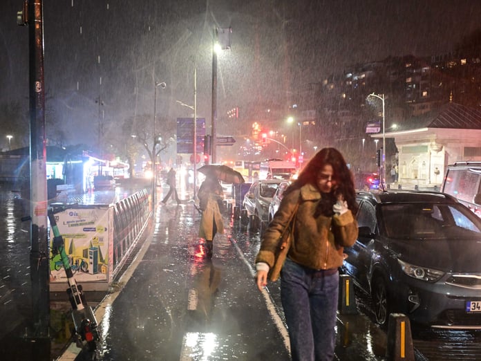 İstanbul'da sağanak yağış ve soğuk günlerce sürecek