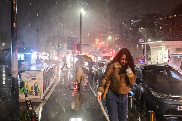 İstanbul'da sağanak yağış ve soğuk günlerce sürecek