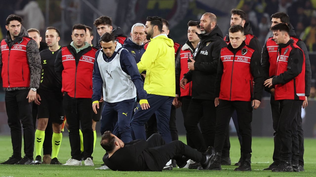 'Okan Buruk yere yığılıyor'