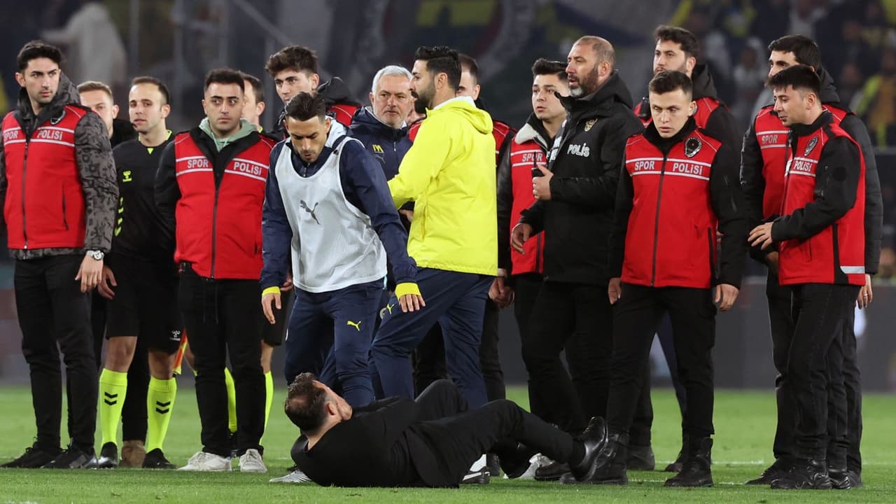 'Okan Buruk yere yığılıyor'