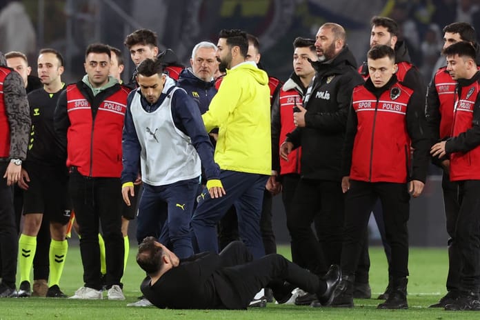 'Okan Buruk yere yığılıyor'