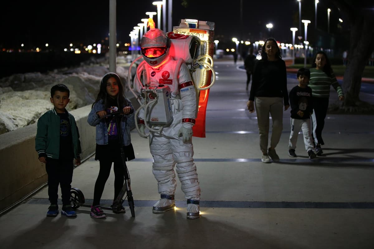 Su tasarrufuna dikkat çekmek için astronot oldu