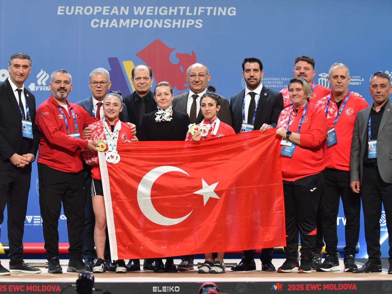 Milli sporculardan halterde 19 madalya