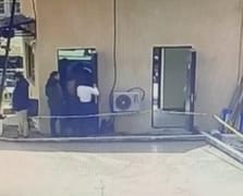 Kadın, sevgilisine GBT sorgusu yapan polis ve bekçiye saldırdı