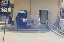 Kadın, sevgilisine GBT sorgusu yapan polis ve bekçiye saldırdı