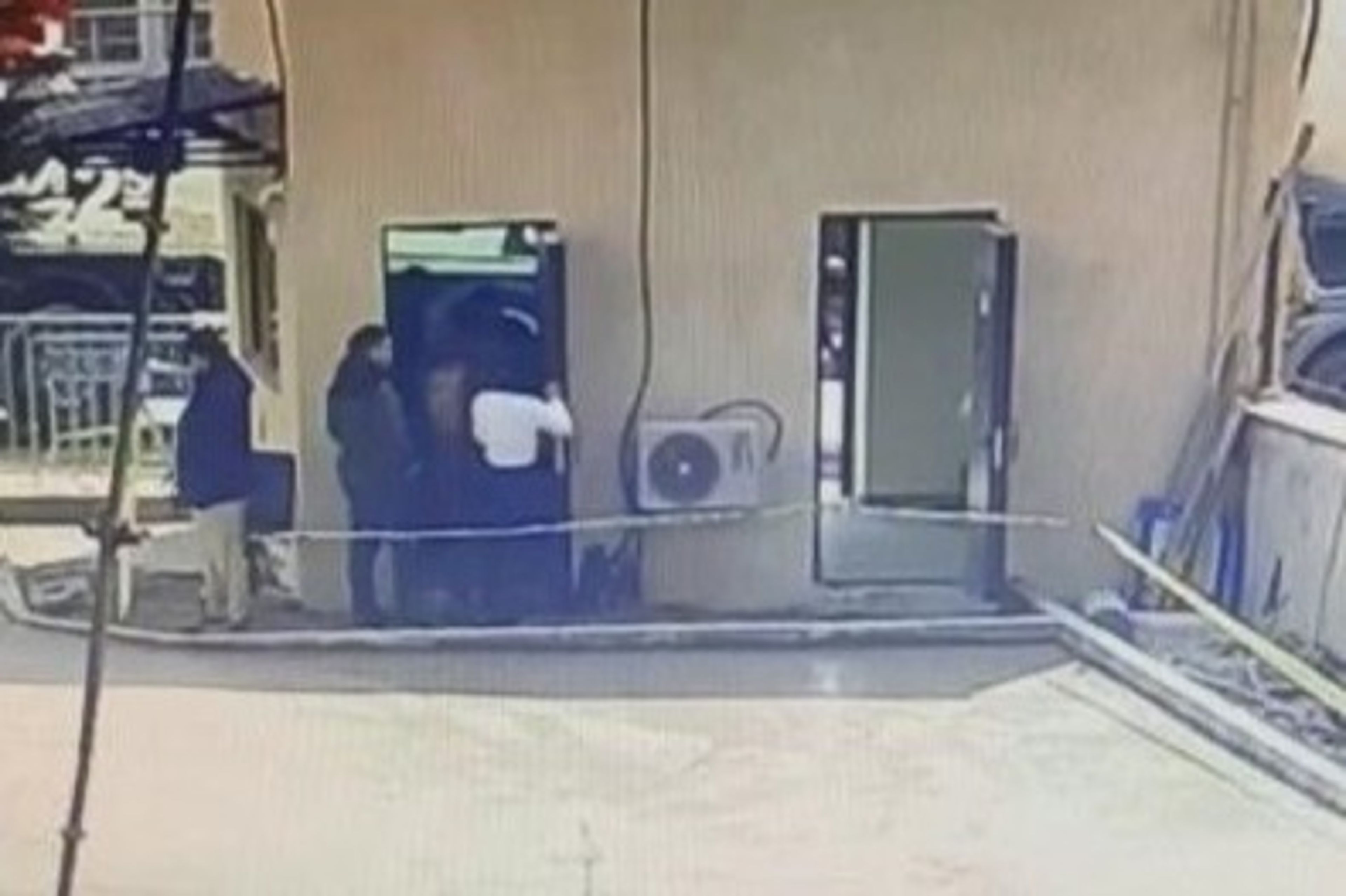 Kadın, sevgilisine GBT sorgusu yapan polis ve bekçiye saldırdı