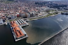 Atık suyun deşarj edildiği İzmir Körfezi'nde suyun rengi değişti