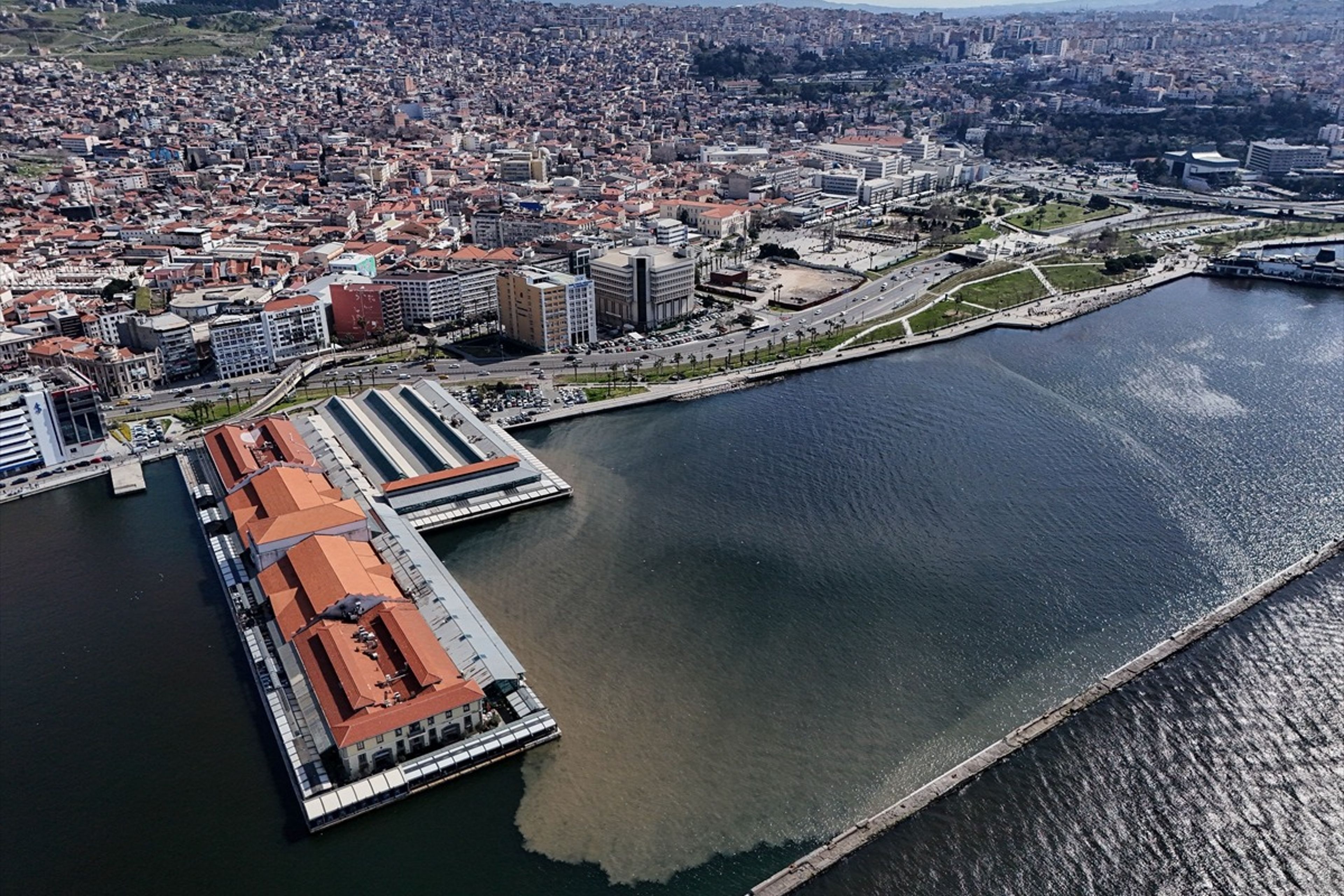 Atık suyun deşarj edildiği İzmir Körfezi'nde suyun rengi değişti