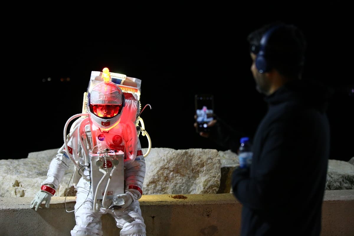 Su tasarrufuna dikkat çekmek için astronot oldu