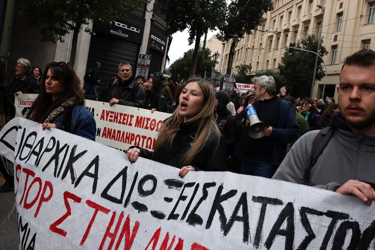 Yunanistan'da grev hayatı durdurdu