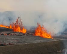 İzlanda’nın Reykjanes Yarımadası’nda yanardağ patladı