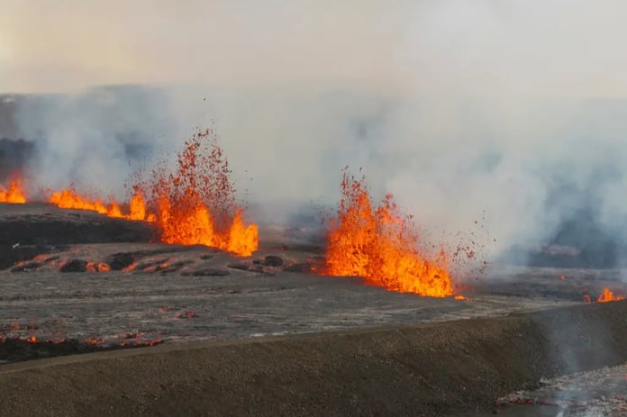 İzlanda’nın Reykjanes Yarımadası’nda yanardağ patladı