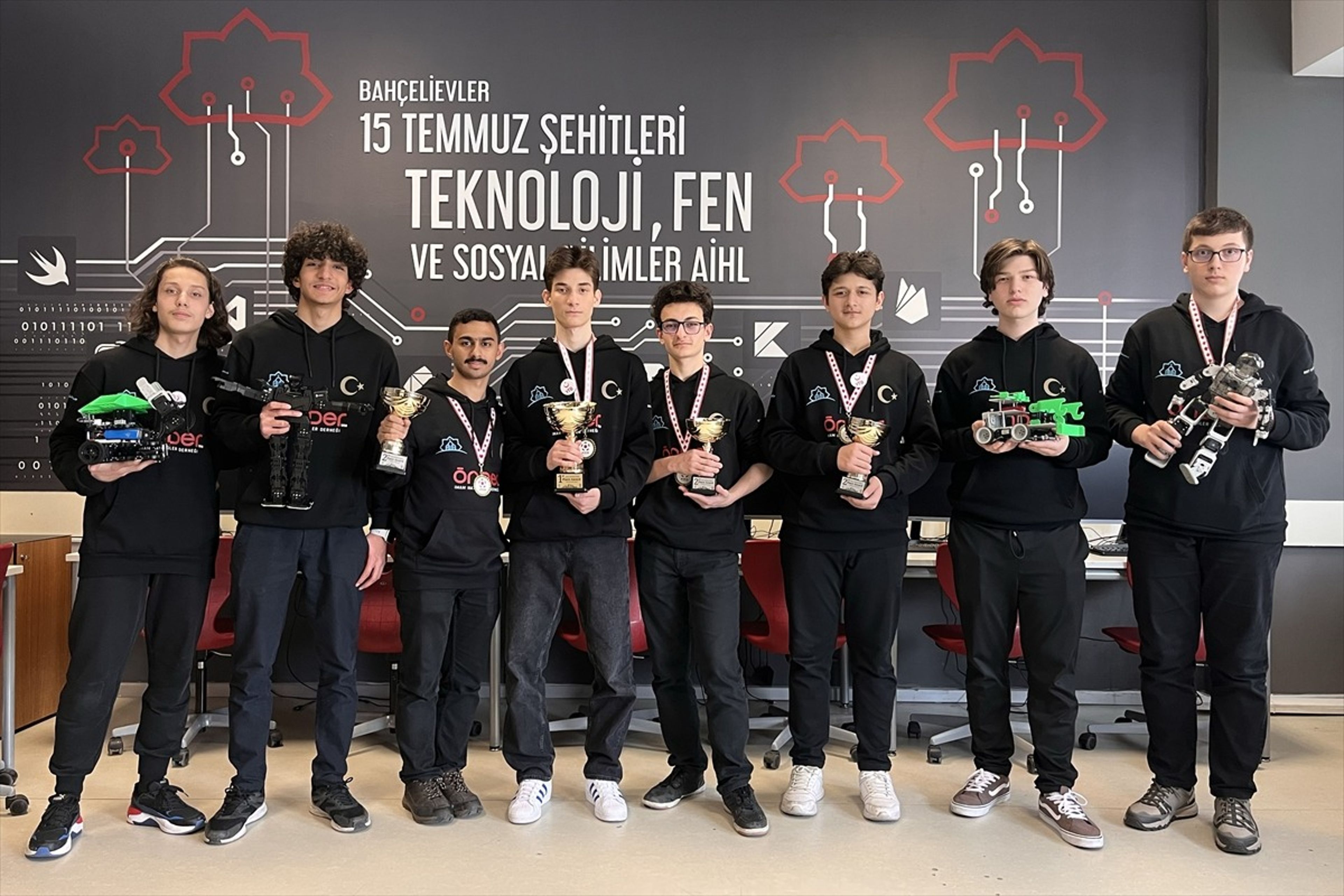 "Team Robotics" Kanada'daki robot yarışmasında dünya şampiyonu oldu