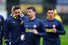 Fenerbahçe'de orta saha oyuncusunun tedavi süreci hakkında açıklama yaptı