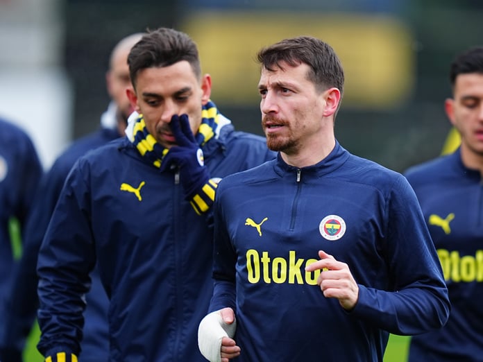 Fenerbahçe'de orta saha oyuncusunun tedavi süreci hakkında açıklama yaptı