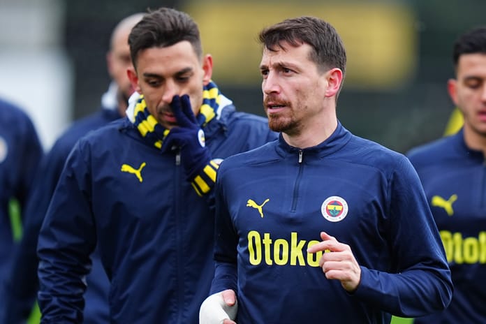 Fenerbahçe'de orta saha oyuncusunun tedavi süreci hakkında açıklama yaptı