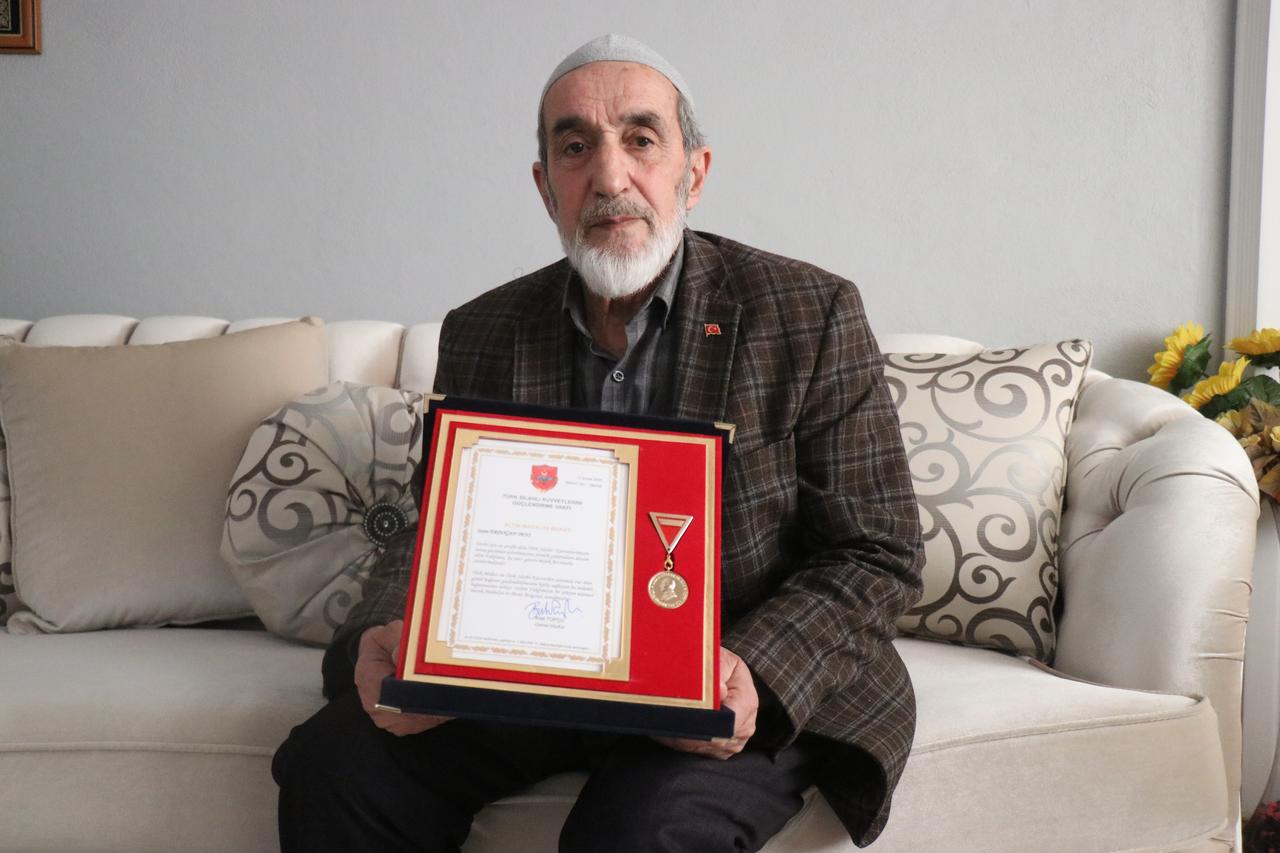 Şehit oğlunun maaşını TSKGV'ye bağışladı
