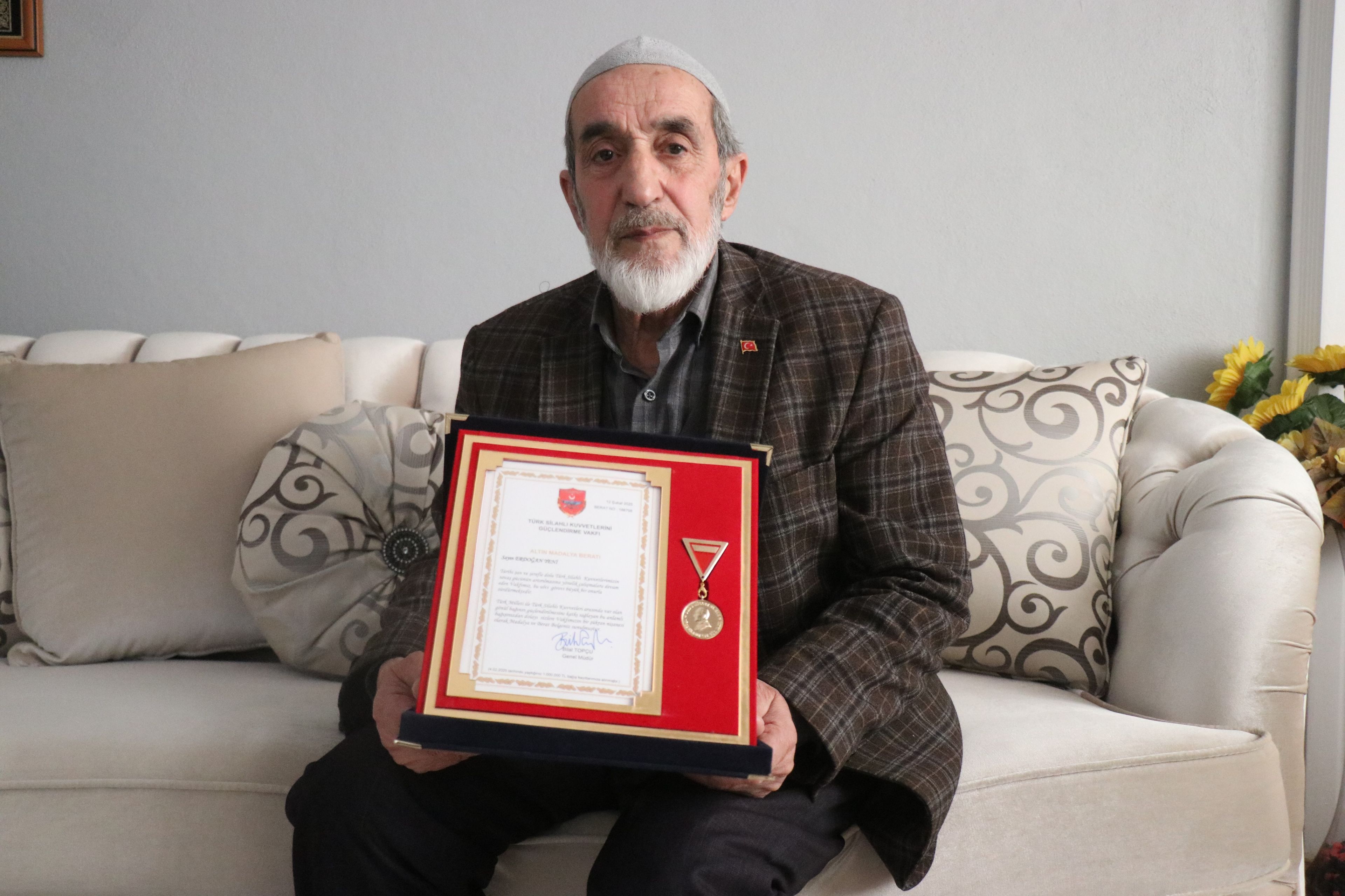 Şehit oğlunun maaşını TSKGV'ye bağışladı