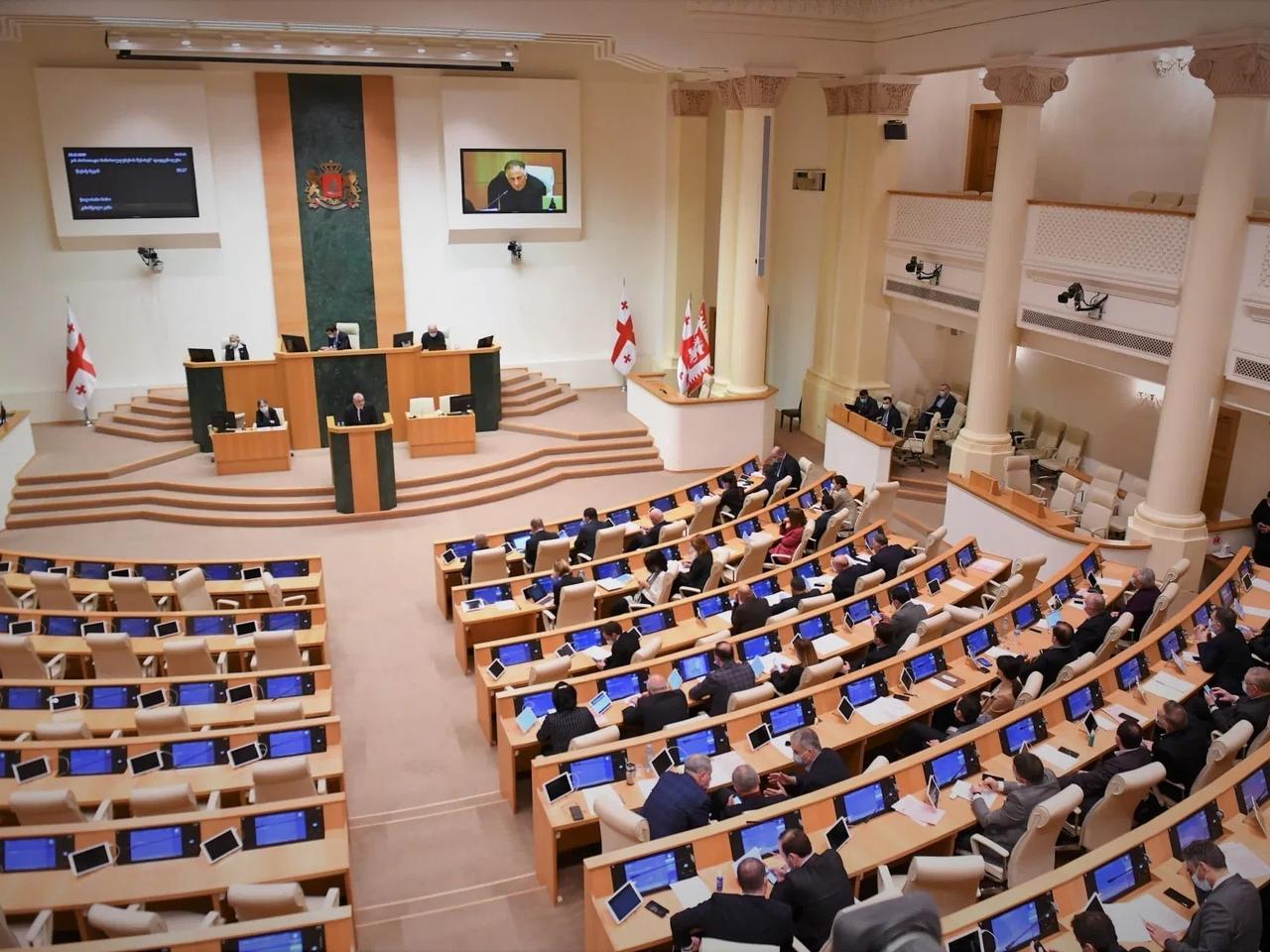 Gürcistan'da tartışmalı yasa meclisten geçti