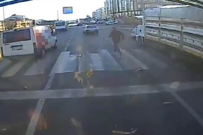 Kaza sonrası indiği aracı harekete devam edince arkasından koştu
