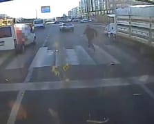 Kaza sonrası indiği aracı harekete devam edince arkasından koştu