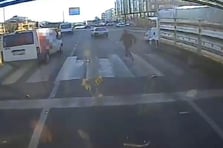 Kaza sonrası indiği aracı harekete devam edince arkasından koştu