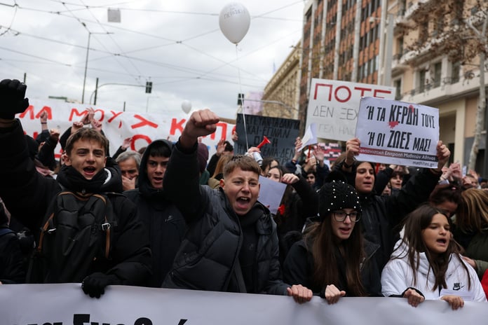 Yunanistan'da tren kazası protestoları ülkeyi felç etti