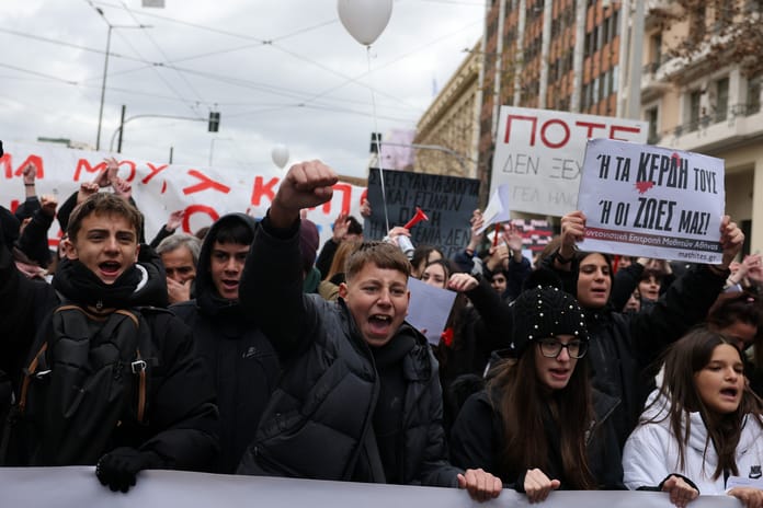 Yunanistan'da tren kazası protestoları ülkeyi felç etti