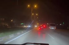 Başıboş köpeğe çarpmamak için manevra yapınca takla attı