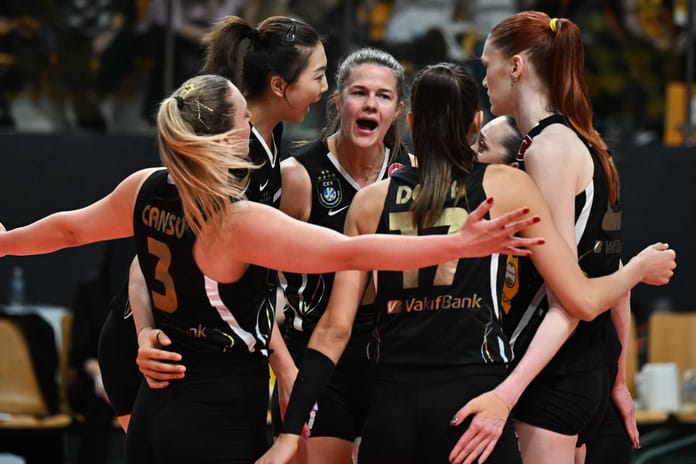 VakıfBank, şampiyonluğa bir adım daha yaklaştı