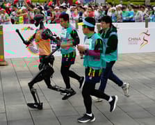 Robotlar insanlarla aynı maratonda koştu 