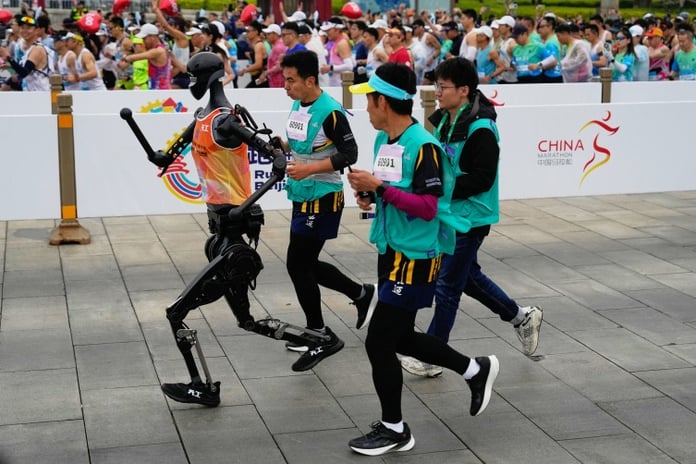 Robotlar insanlarla aynı maratonda koştu 