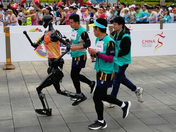 Robotlar insanlarla aynı maratonda koştu 
