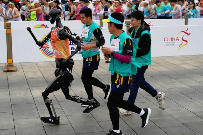 Robotlar insanlarla aynı maratonda koştu