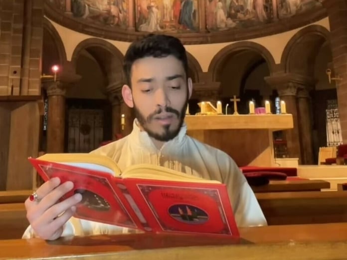 Fransa'da bir kilisede Kur’an Kur'an-ı Kerim okuyan fenomen tepki çekti