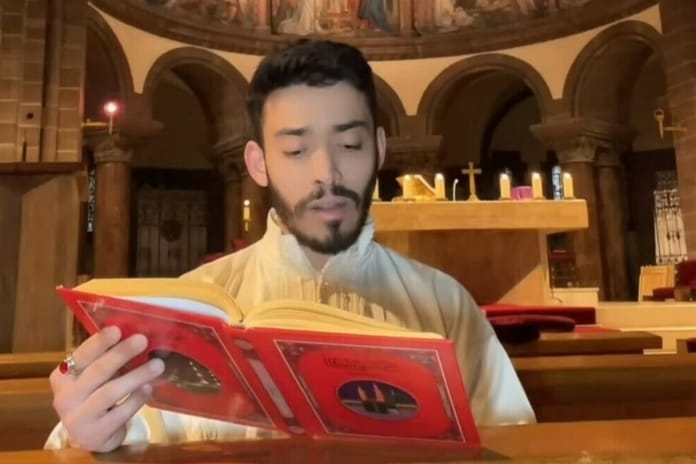 Fransa'da bir kilisede Kur’an Kur'an-ı Kerim okuyan fenomen tepki çekti