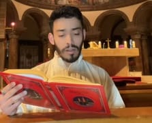 Fransa'da bir kilisede Kur’an Kur'an-ı Kerim okuyan fenomen tepki çekti