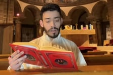 Fransa'da bir kilisede Kur’an Kur'an-ı Kerim okuyan fenomen tepki çekti