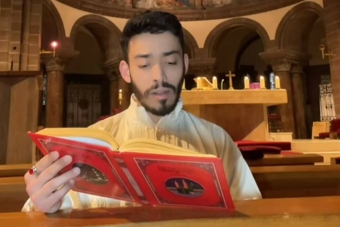 Fransa'da bir kilisede Kur’an Kur'an-ı Kerim okuyan fenomen tepki çekti