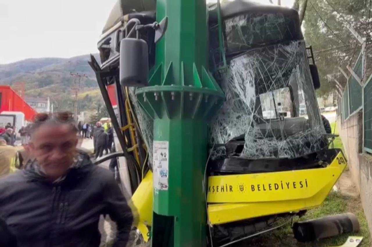 Freni patlayan belediye otobüsü kaza yaptı: 8 yaralı