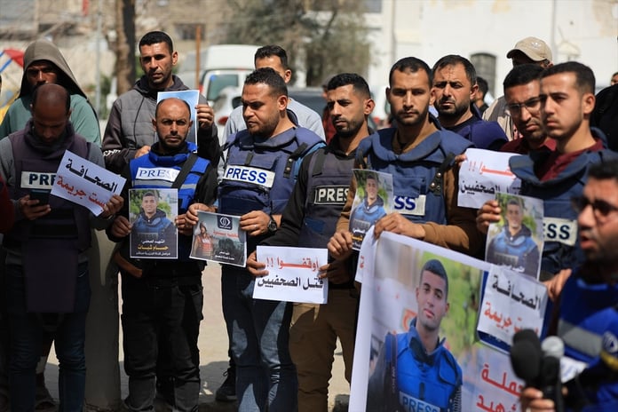 Gazzeli gazeteciler İsrail'in savaş suçlarını protesto etti