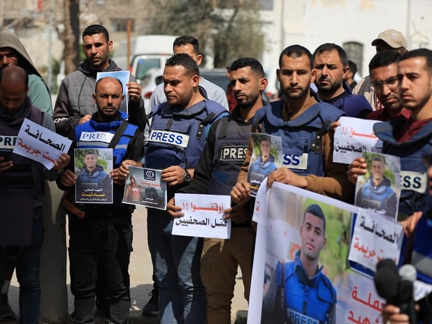 Gazzeli gazeteciler İsrail'in savaş suçlarını protesto etti