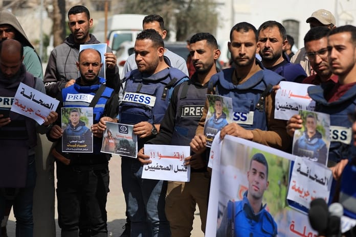 Gazzeli gazeteciler İsrail'in savaş suçlarını protesto etti