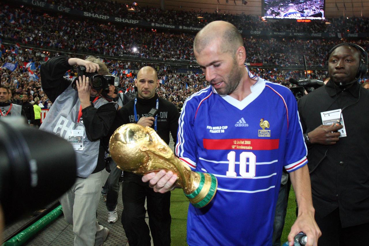Zidane'ın Dünya Kupası için üretilen forması satışa çıkıyor