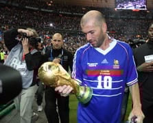 Zidane'ın Dünya Kupası için üretilen forması satışa çıkıyor