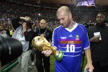 Zidane'ın Dünya Kupası için üretilen forması satışa çıkıyor