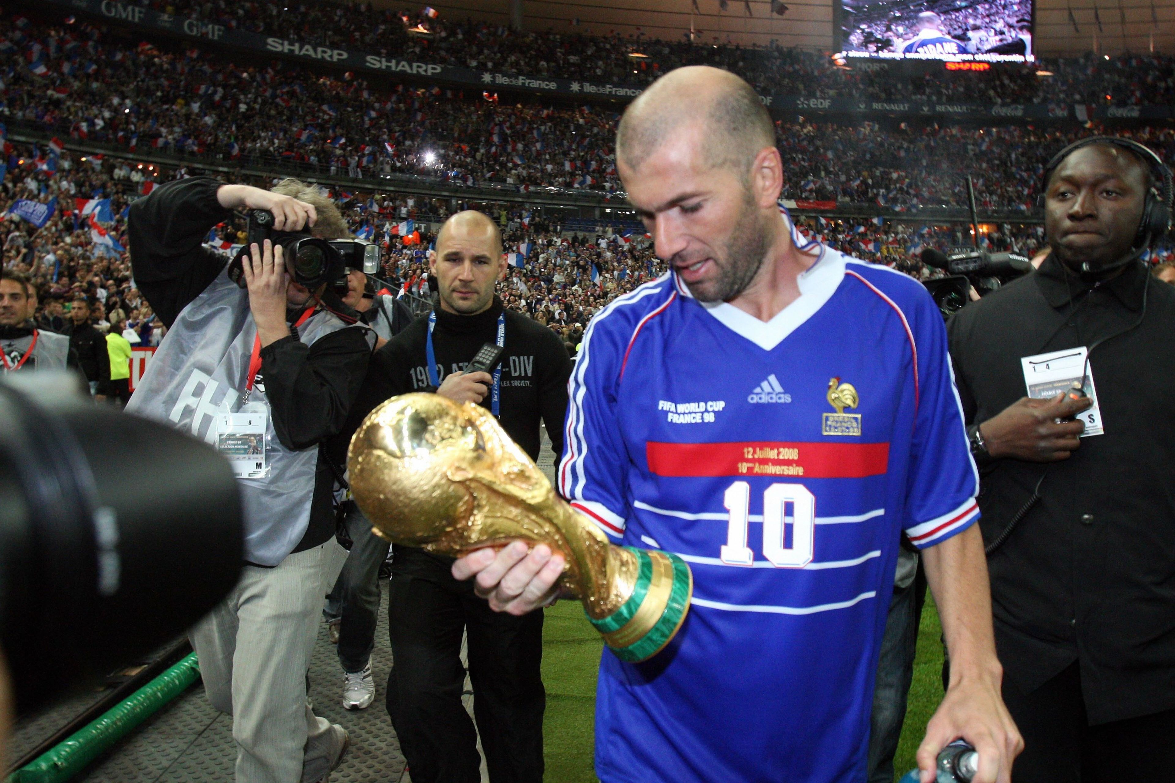 Zidane'ın Dünya Kupası için üretilen forması satışa çıkıyor