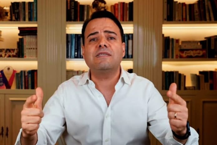 Prof. Özgür Demirtaş’ın çeviri paylaşımı X’te eleştiri yağmuruna tutuldu