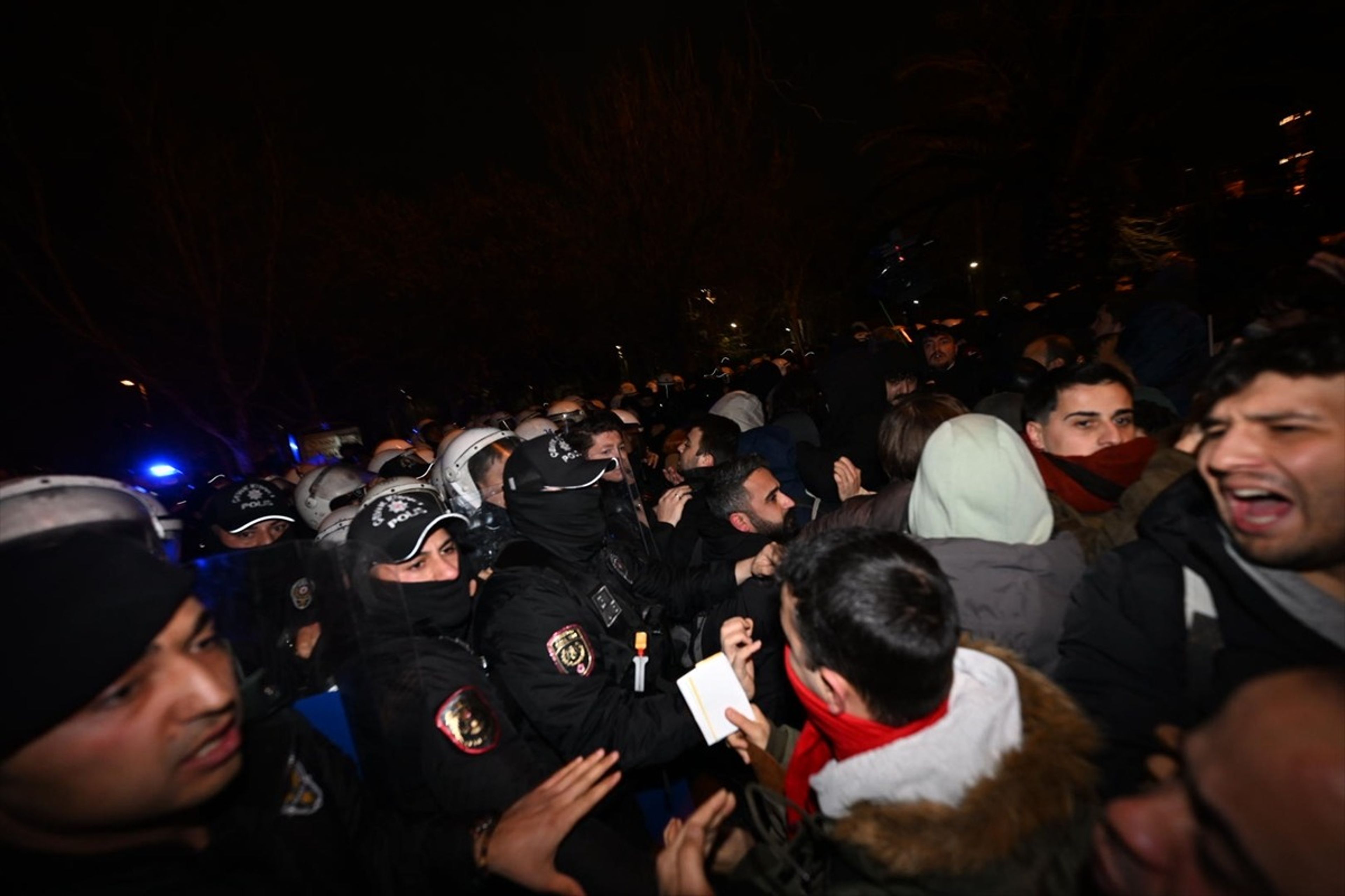 Özgür Özel'in sokağa çıkma çağrısı sonrası 16 polis yaralandı